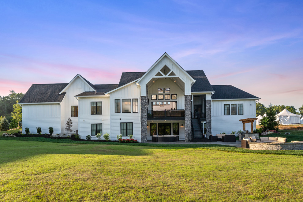 Geräumiges, Zweistöckiges Landhaus Einfamilienhaus mit Faserzement-Fassade, weißer Fassadenfarbe und Schindeldach in Cincinnati