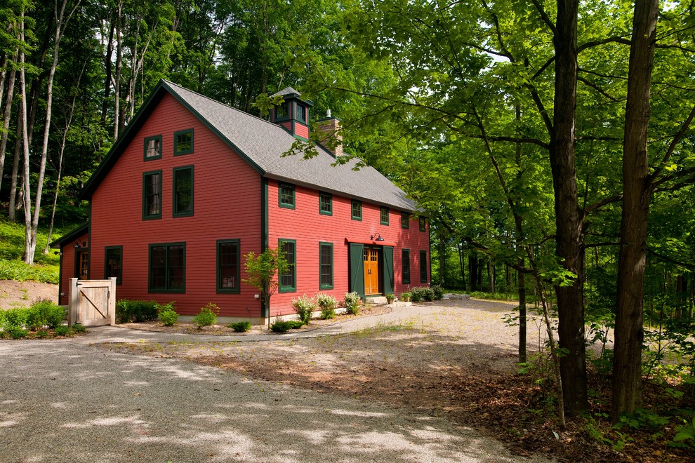Immagine della facciata di una casa grande e fienile ristrutturato rossa country a due piani con tetto a capanna