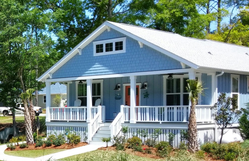 Immagine della facciata di una casa blu american style a un piano di medie dimensioni con rivestimento con lastre in cemento e tetto a capanna
