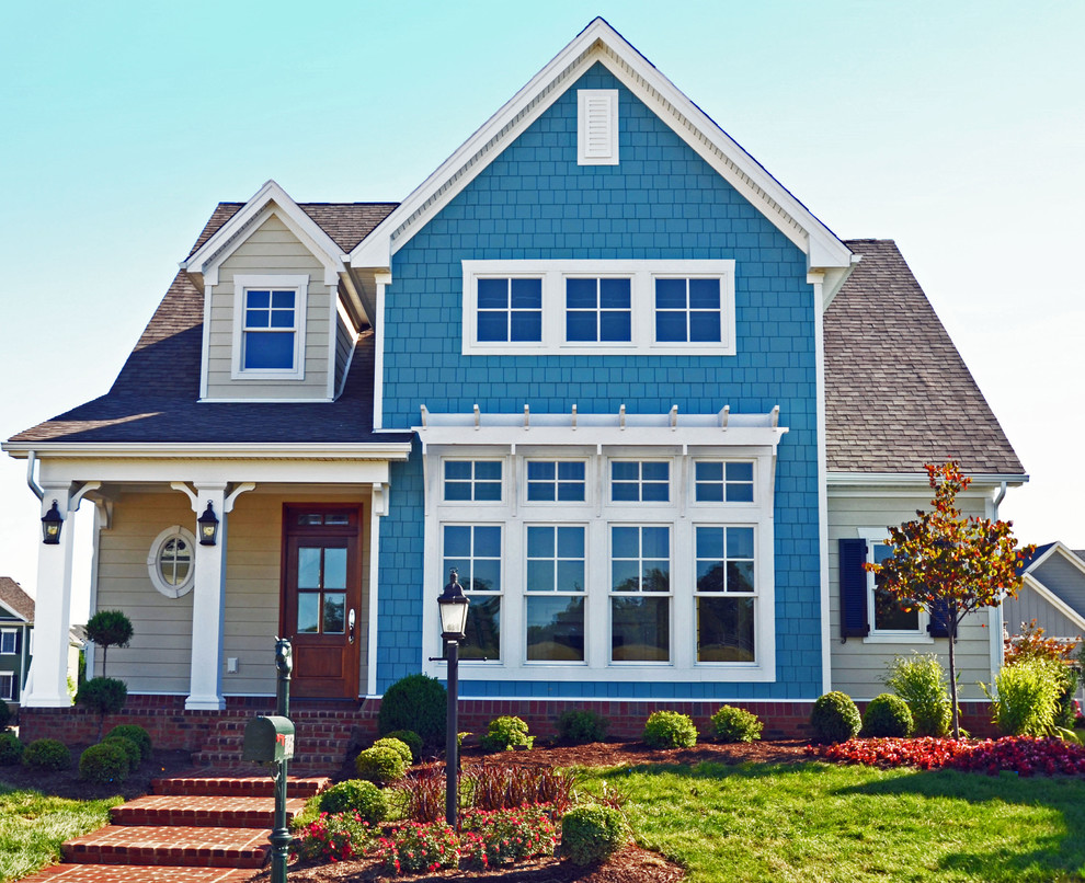 Exemple d'une façade de maison bleue chic en bois de taille moyenne avec boîte aux lettres.