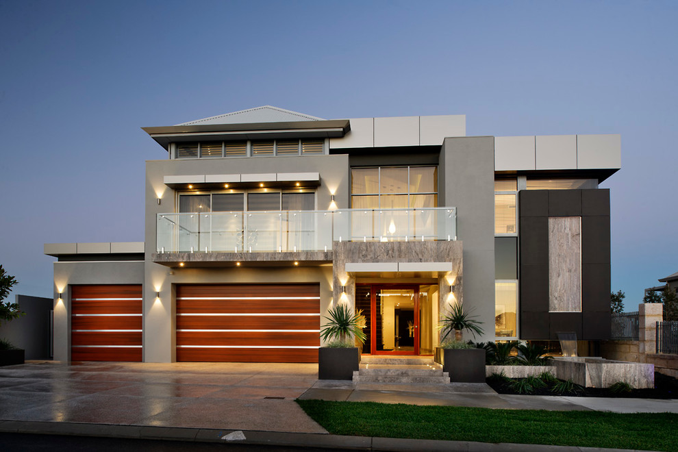 Свежая идея для дизайна: двухэтажный, серый дом в современном стиле с комбинированной облицовкой - отличное фото интерьера