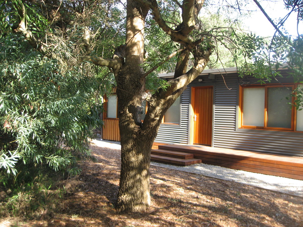 Идея дизайна: маленький, одноэтажный, серый частный загородный дом в современном стиле с облицовкой из металла, двускатной крышей и металлической крышей для на участке и в саду