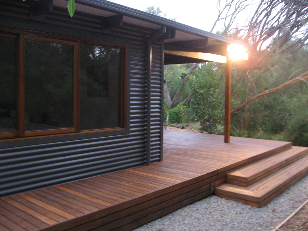 Kleines, Einstöckiges Modernes Einfamilienhaus mit Metallfassade, grauer Fassadenfarbe, Satteldach und Blechdach in Melbourne