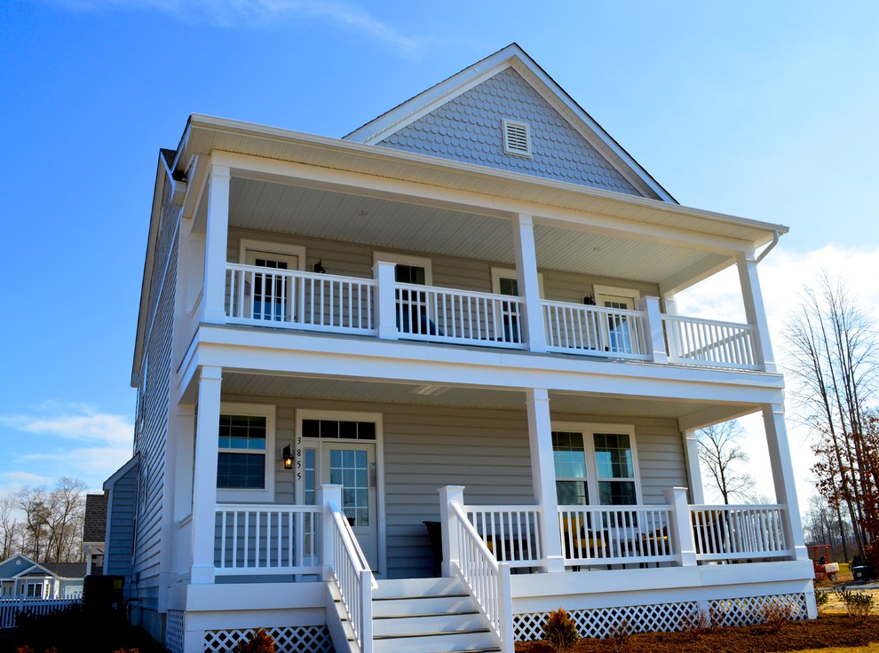Foto della facciata di una casa blu stile marinaro a due piani