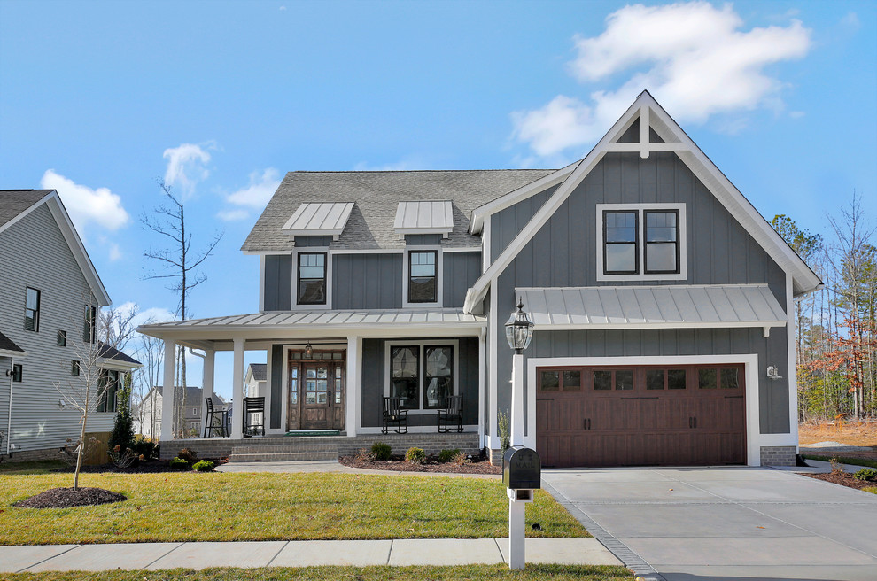 Dreistöckiges Country Einfamilienhaus mit Mix-Fassade, blauer Fassadenfarbe, Satteldach und Misch-Dachdeckung in Richmond