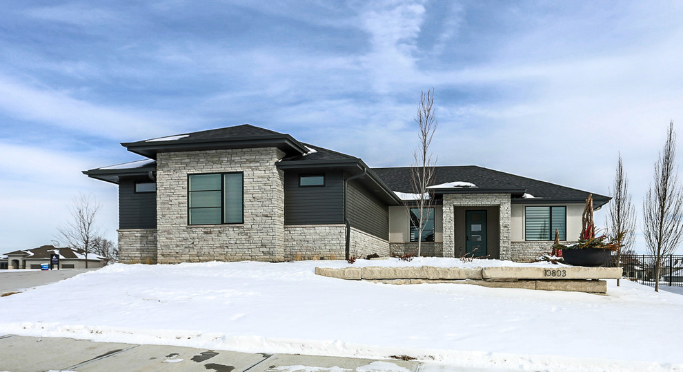 Einstöckiges Modernes Einfamilienhaus mit Mix-Fassade, Walmdach und Schindeldach in Omaha