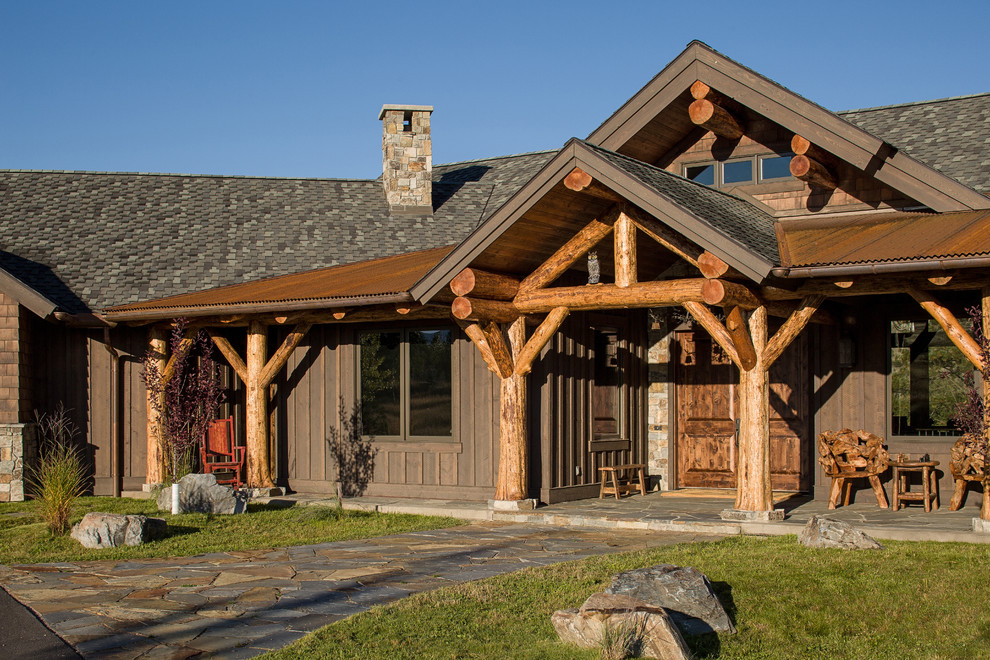 Idée de décoration pour une façade de maison marron chalet en bois de plain-pied avec un toit à deux pans.