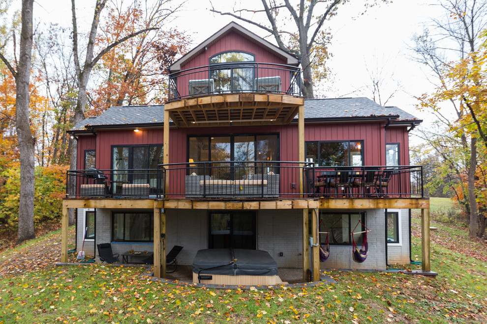 Стильный дизайн: трехэтажный, красный дом среднего размера в стиле рустика с облицовкой из винила - последний тренд