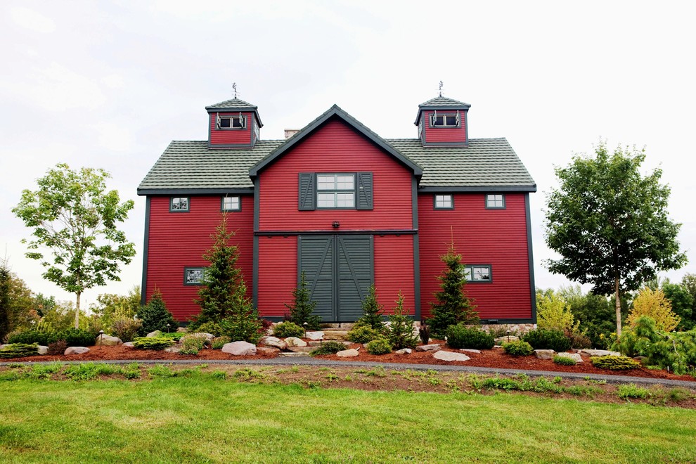 Cette photo montre une grande façade de maison rouge montagne en bois à un étage avec un toit à deux pans.