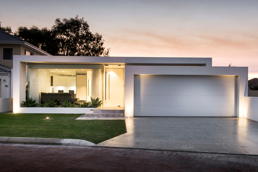 Imagen de fachada blanca minimalista con tejado plano