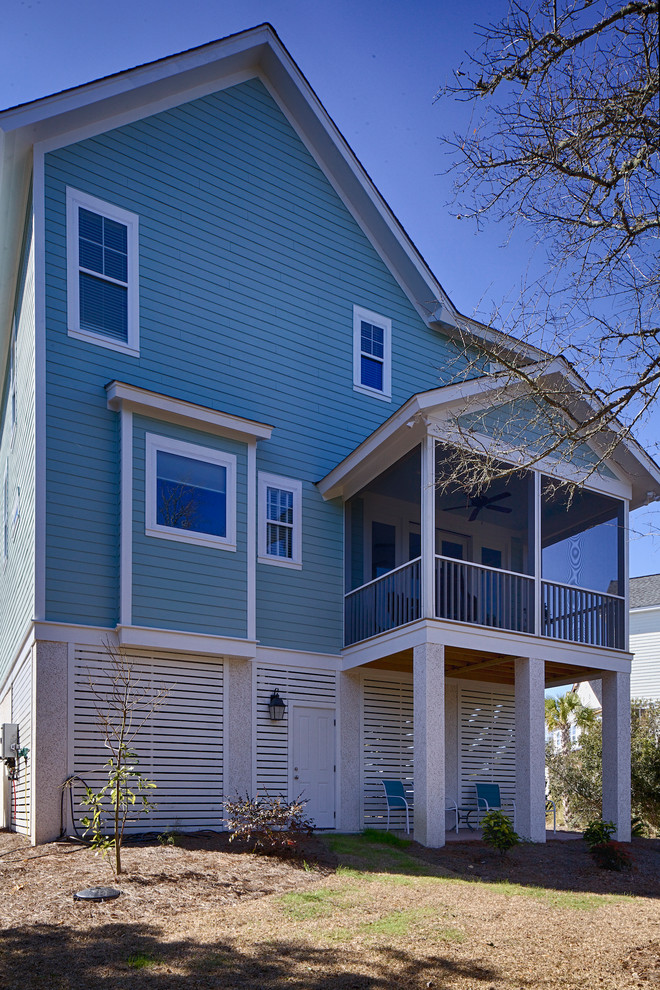 На фото: двухэтажный, синий дом в морском стиле
