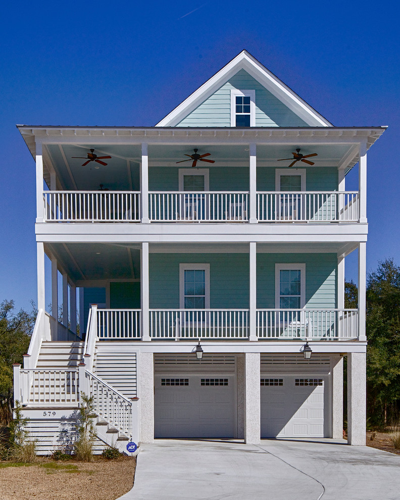 Идея дизайна: двухэтажный, синий дом в морском стиле