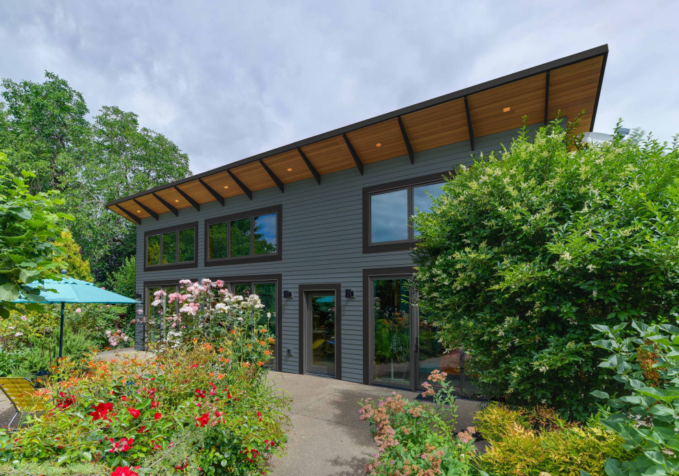 Kleines, Einstöckiges Einfamilienhaus mit Faserzement-Fassade, blauer Fassadenfarbe, Pultdach und Blechdach in Portland