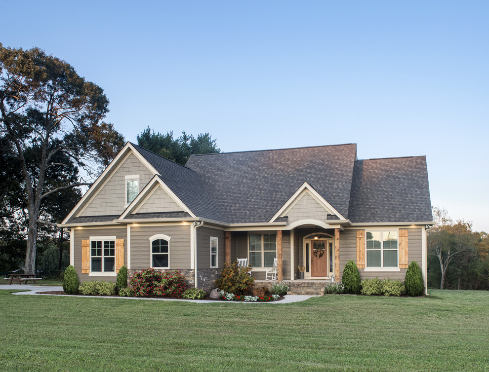 Imagen de fachada de casa marrón de estilo americano pequeña de una planta con revestimientos combinados, tejado a dos aguas y tejado de teja de madera