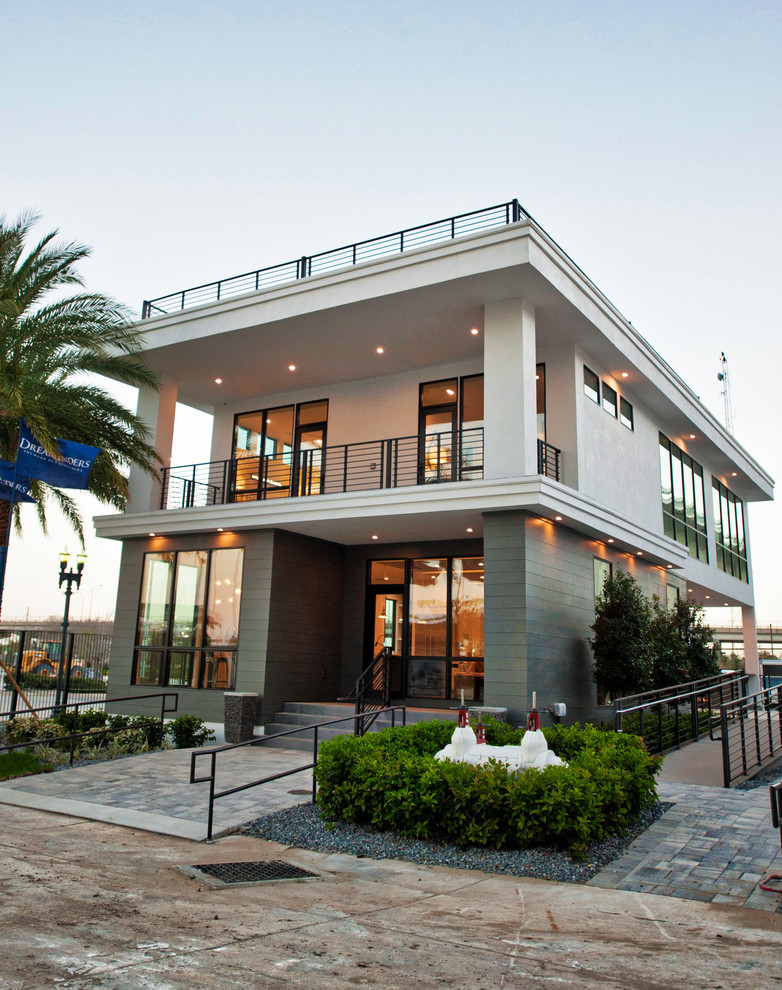 Inspiration for a contemporary exterior home remodel in Jacksonville