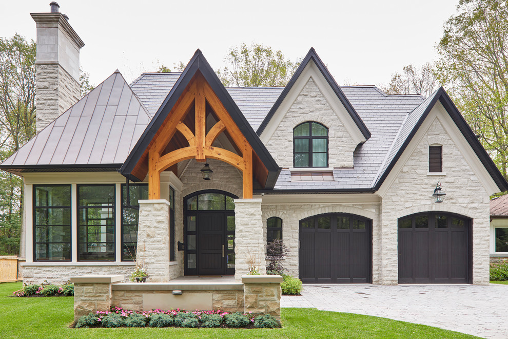 Mittelgroßes, Zweistöckiges Klassisches Einfamilienhaus mit Steinfassade, grauer Fassadenfarbe, Satteldach und Schindeldach in Toronto