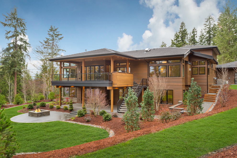 Zweistöckiges Rustikales Haus mit brauner Fassadenfarbe, Walmdach und Schindeldach in Seattle