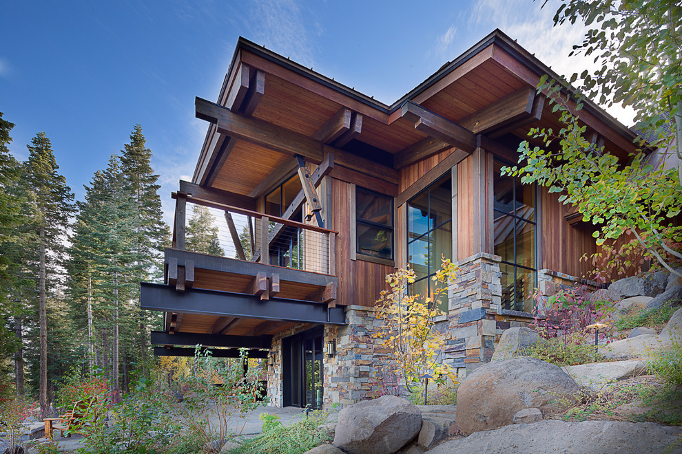 Стильный дизайн: большой, двухэтажный, коричневый дом в стиле рустика с комбинированной облицовкой - последний тренд