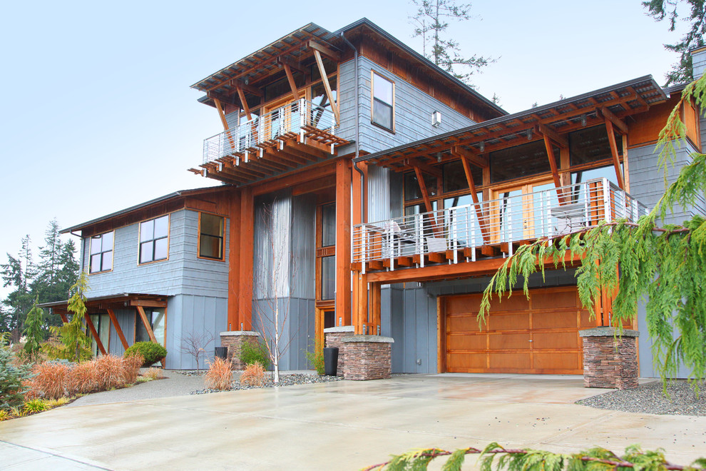 Große, Dreistöckige Moderne Holzfassade Haus mit grauer Fassadenfarbe und Walmdach in Seattle