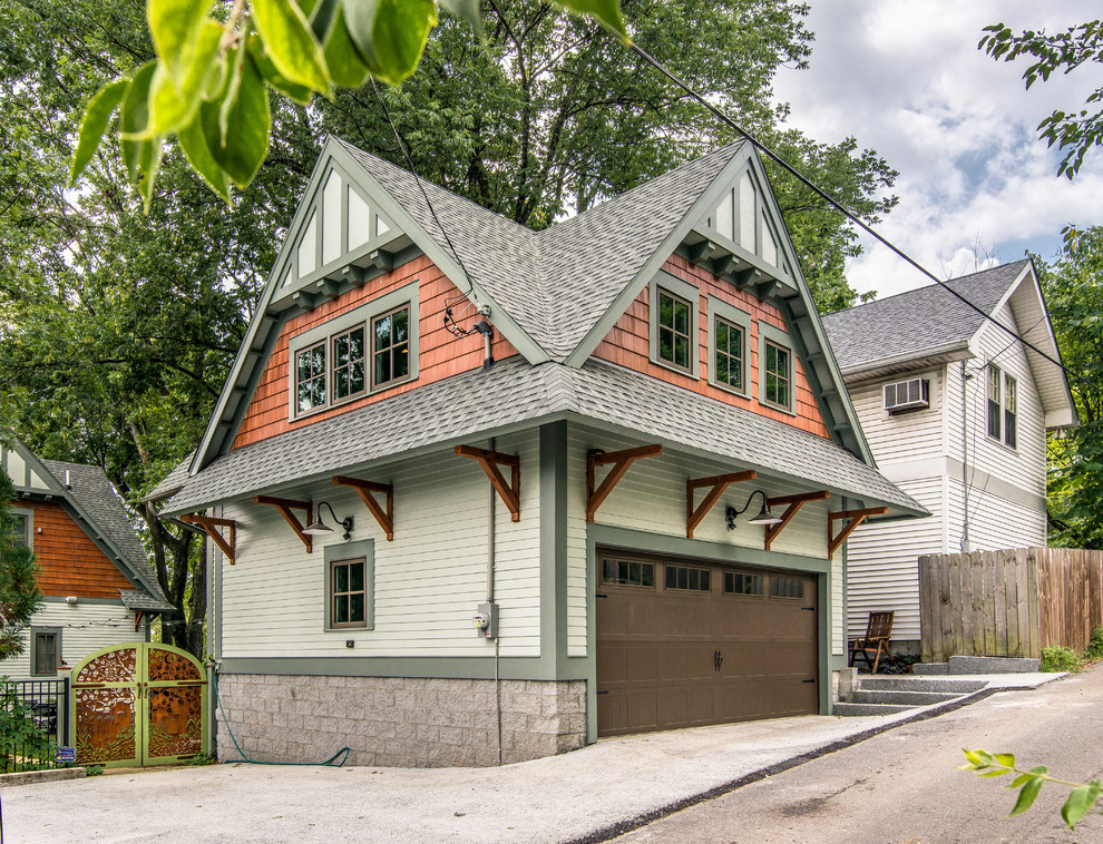 Immagine della facciata di una casa piccola verde american style a due piani con rivestimento con lastre in cemento, tetto a capanna e copertura a scandole
