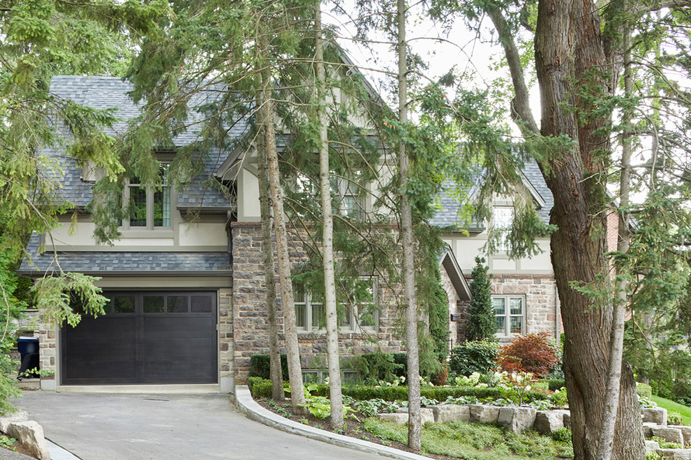 Mittelgroßes, Zweistöckiges Klassisches Einfamilienhaus mit Mix-Fassade, beiger Fassadenfarbe, Satteldach und Schindeldach in Toronto