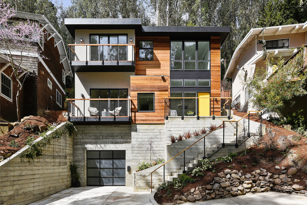 Cette image montre une façade de maison multicolore design à deux étages et plus avec un revêtement mixte.