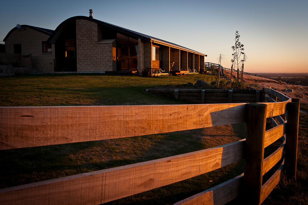 Einstöckiges Modernes Einfamilienhaus mit Betonfassade, brauner Fassadenfarbe und Blechdach in Christchurch
