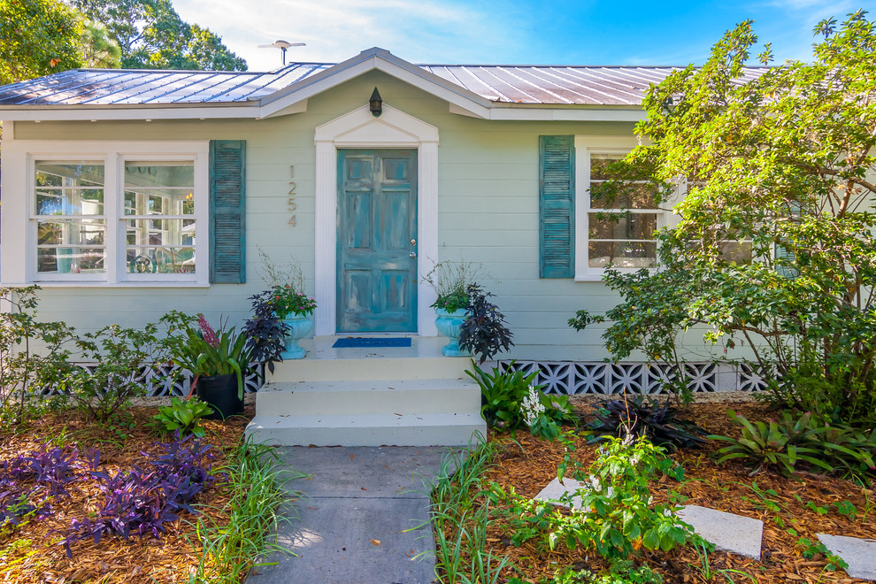Kleine, Einstöckige Shabby-Chic Holzfassade Haus mit grüner Fassadenfarbe in Tampa