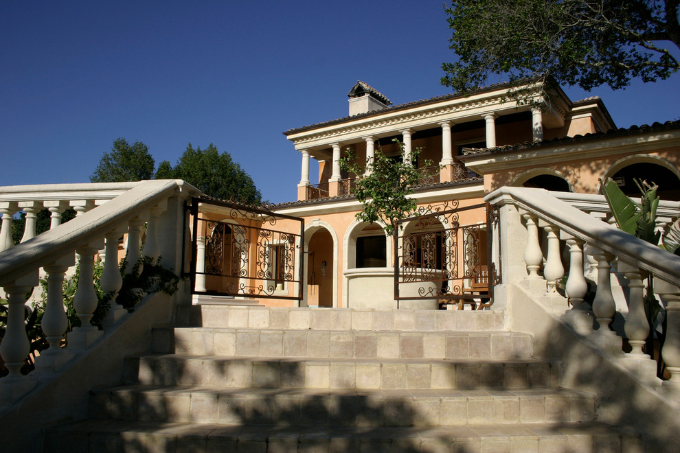 Exemple d'une grande façade de maison méditerranéenne en béton à un étage avec un toit à deux pans.