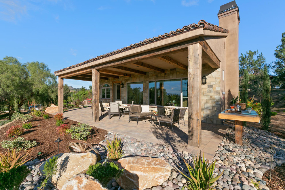 Einstöckiges Mediterranes Einfamilienhaus mit Steinfassade, Ziegeldach und brauner Fassadenfarbe in San Diego