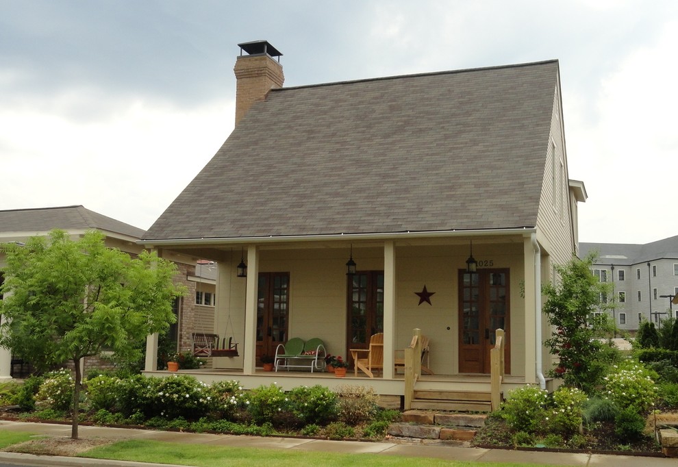 Uriges Haus mit Faserzement-Fassade und beiger Fassadenfarbe in Little Rock