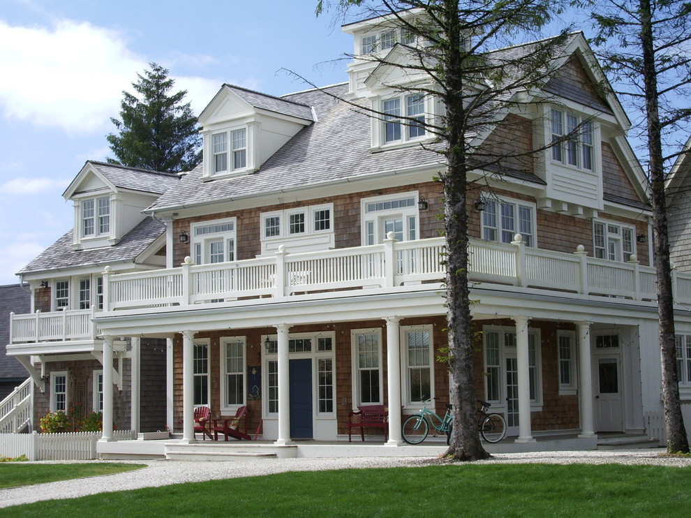 Foto della facciata di una casa grande marrone stile marinaro a tre piani con rivestimento in legno