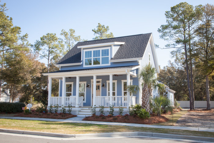 Стильный дизайн: двухэтажный, деревянный, синий дом среднего размера в морском стиле с двускатной крышей - последний тренд