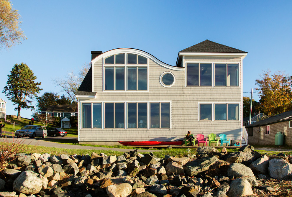 Mittelgroße, Zweistöckige Maritime Holzfassade Haus mit beiger Fassadenfarbe und Satteldach in Boston