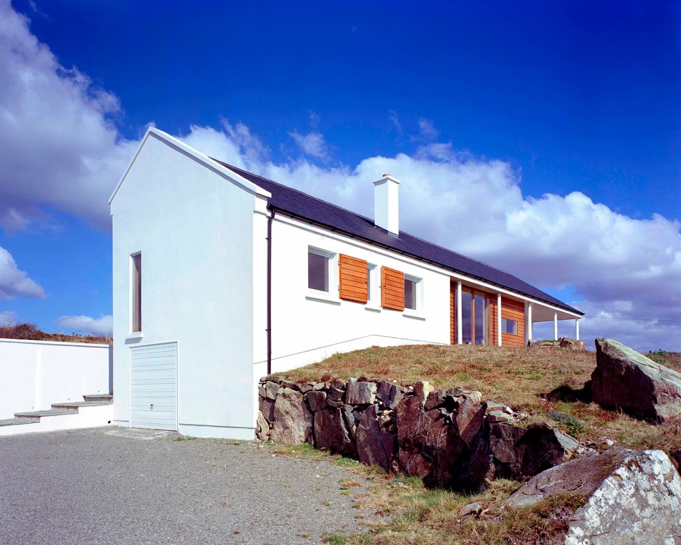 Immagine della facciata di una casa contemporanea a un piano