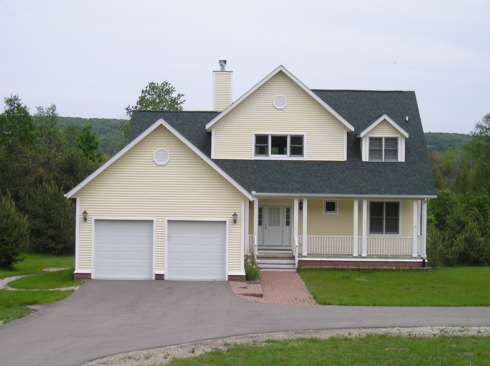 Exempel på ett mellanstort klassiskt gult hus, med tre eller fler plan, fiberplattor i betong och sadeltak