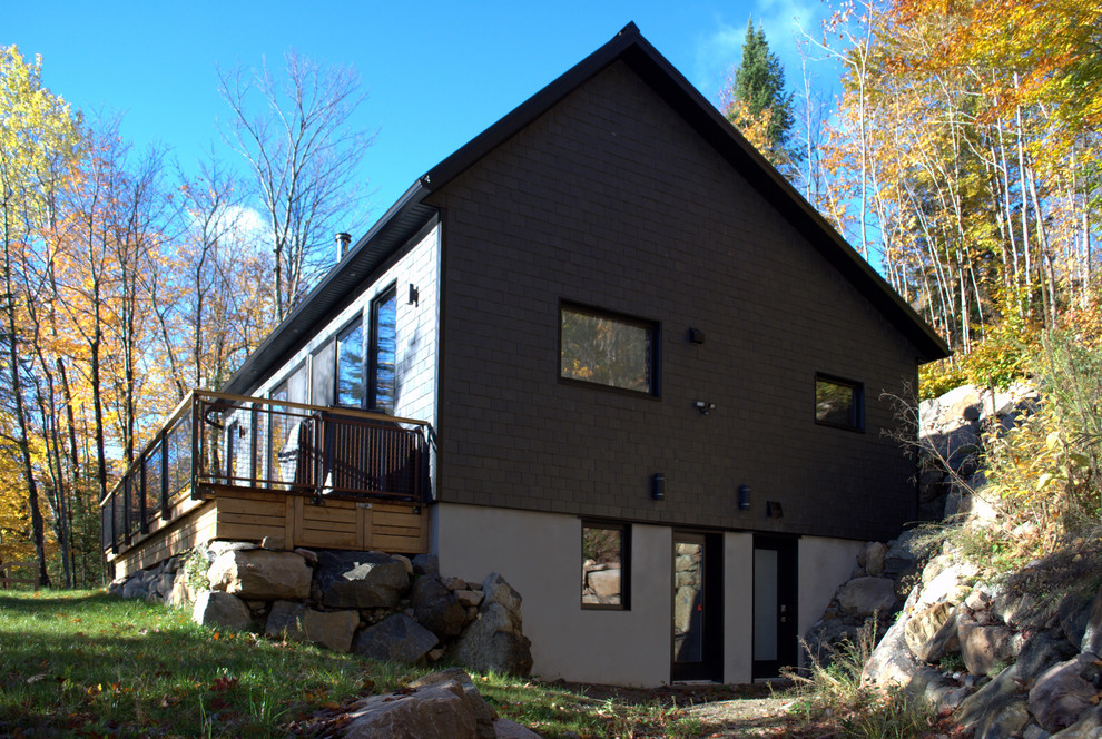Ispirazione per la facciata di una casa piccola grigia contemporanea a un piano con rivestimento in legno e copertura in metallo o lamiera