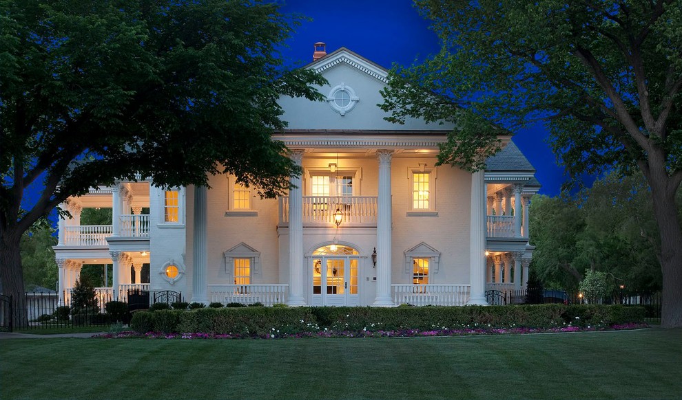 Geräumiges, Zweistöckiges Klassisches Einfamilienhaus mit Backsteinfassade, weißer Fassadenfarbe, Satteldach und Schindeldach in Sonstige