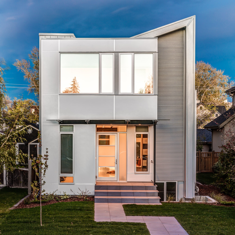 Ispirazione per la facciata di una casa grigia contemporanea a due piani con rivestimento in metallo