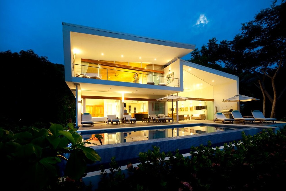 Свежая идея для дизайна: большой, двухэтажный, белый дом в стиле модернизм с облицовкой из бетона и односкатной крышей - отличное фото интерьера