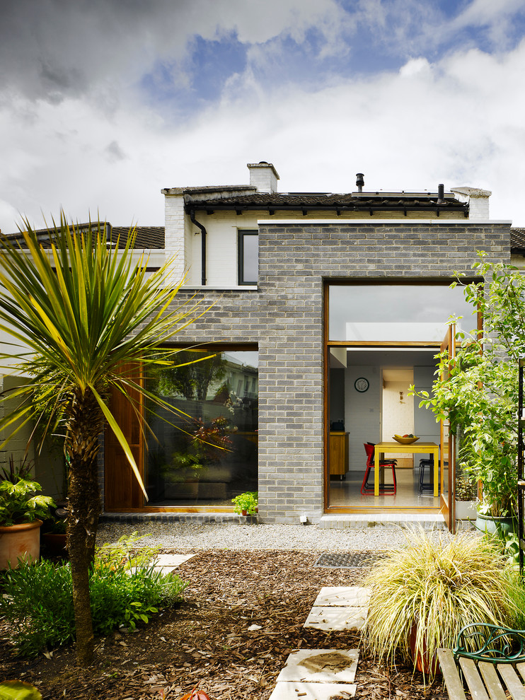 Ispirazione per la facciata di una casa contemporanea con rivestimento in mattoni