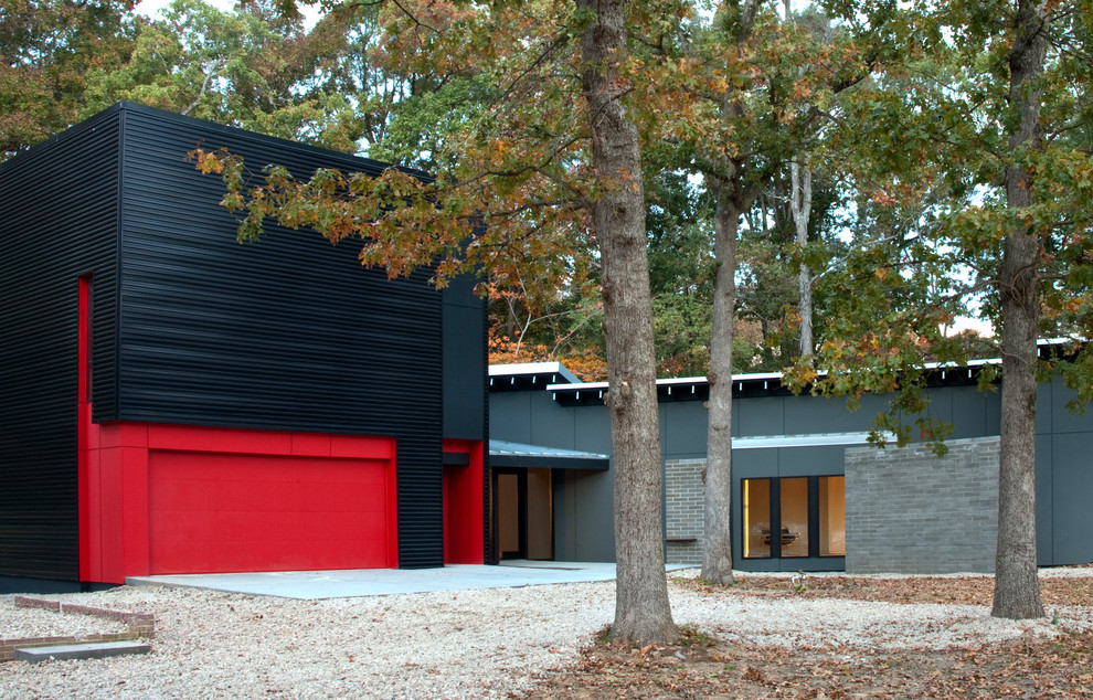 Immagine della facciata di una casa nera moderna a due piani di medie dimensioni con rivestimento in metallo e copertura in metallo o lamiera