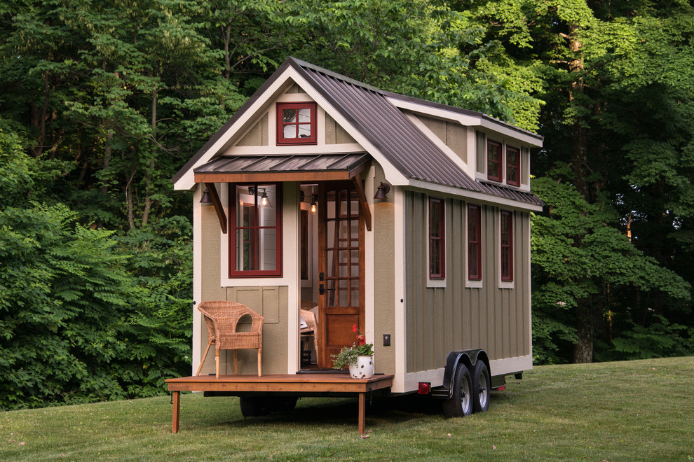 Kleines, Einstöckiges Country Tiny House mit beiger Fassadenfarbe und Satteldach in Sonstige