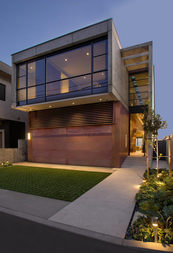 Ejemplo de fachada de casa marrón contemporánea de dos plantas con revestimientos combinados y tejado plano