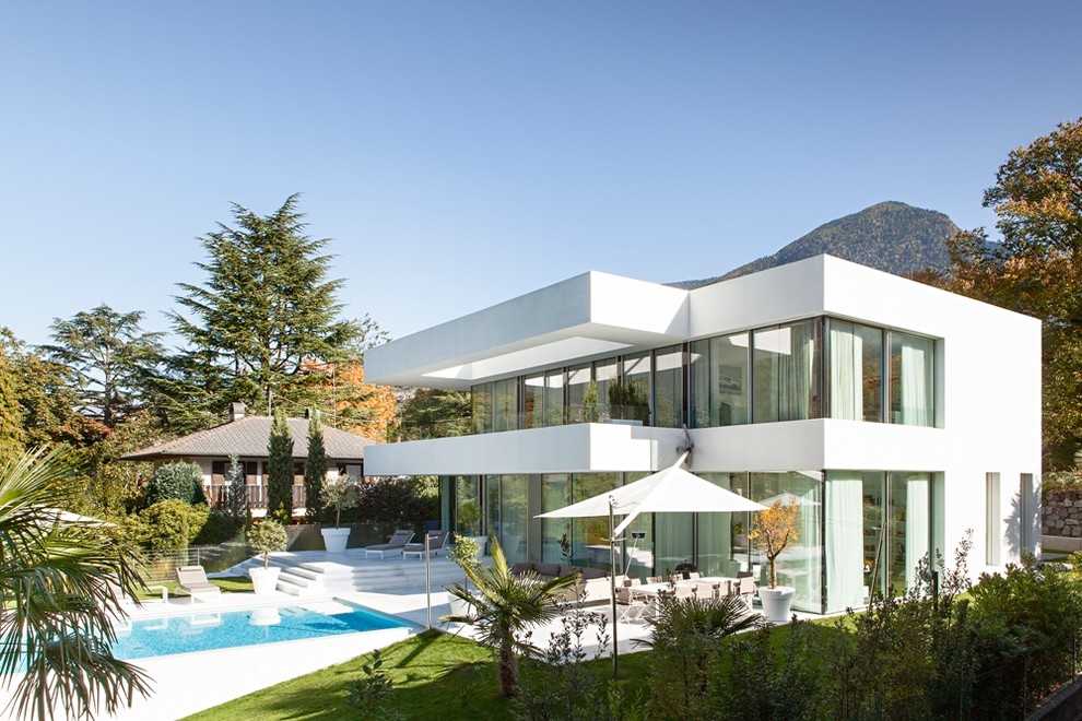 Diseño de fachada de casa blanca minimalista de dos plantas con tejado plano