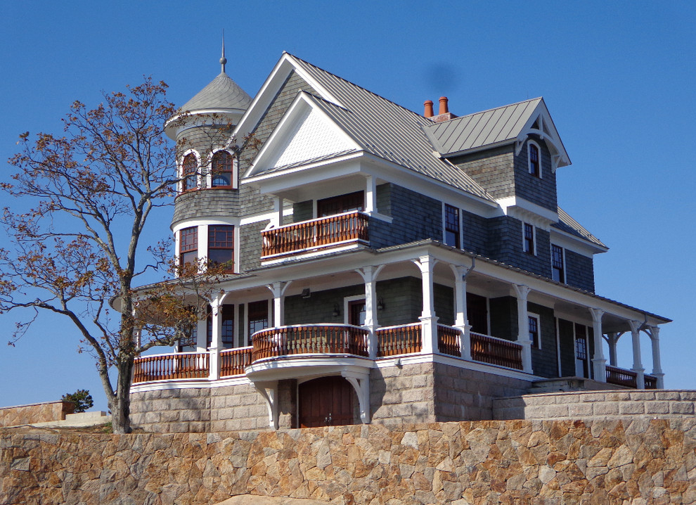 Ejemplo de fachada de casa gris y gris tradicional extra grande con revestimiento de madera, tejado a dos aguas, tejado de metal y teja