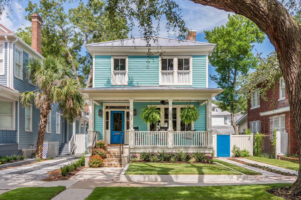 Стильный дизайн: двухэтажный, деревянный, синий частный загородный дом в классическом стиле с вальмовой крышей и металлической крышей - последний тренд