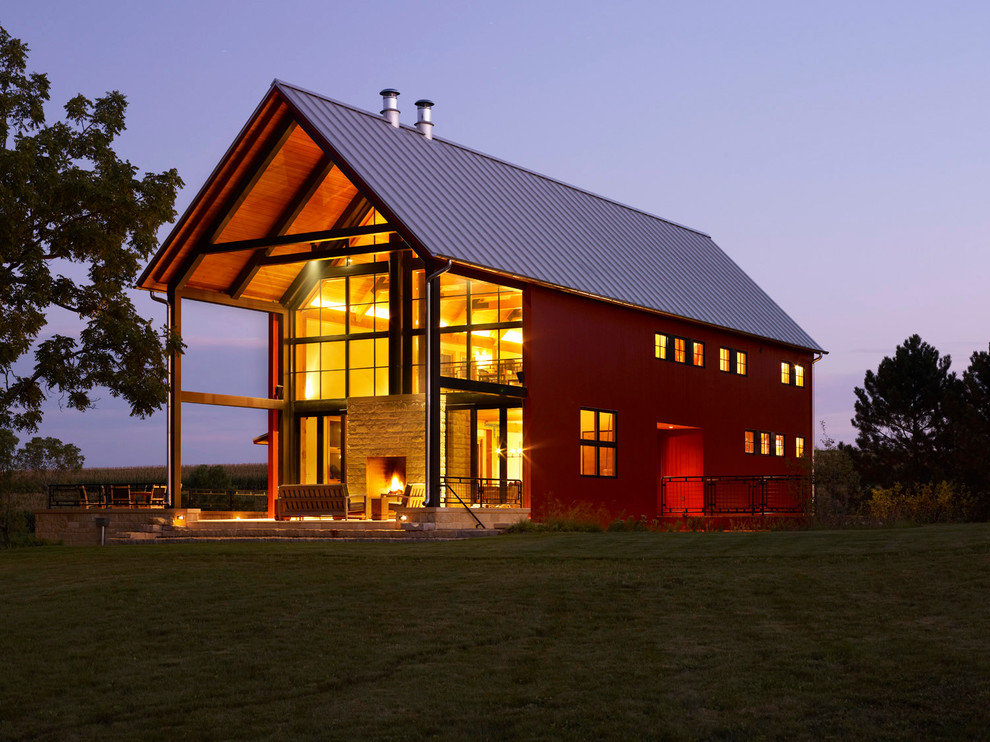 Inspiration pour une façade de grange rénovée rouge rustique avec un toit à deux pans.