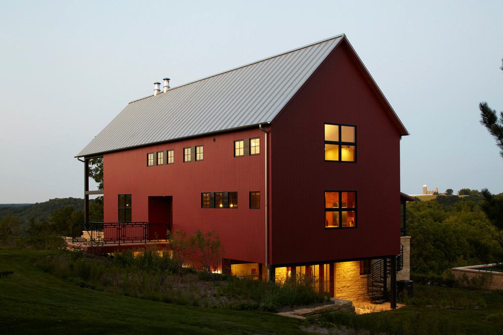 Design ideas for a rural house exterior in Milwaukee.