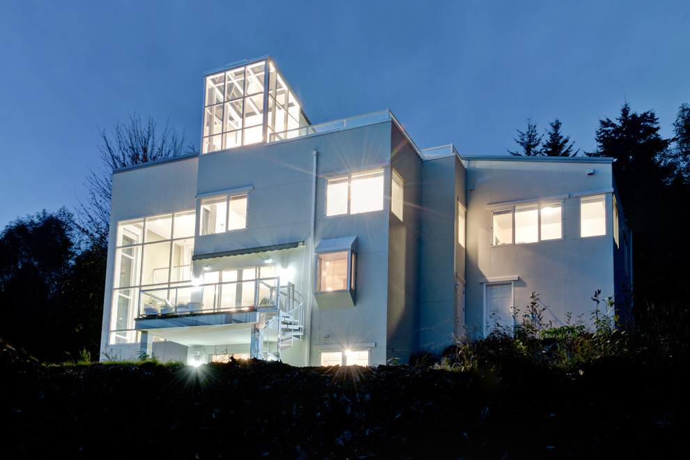Foto della facciata di una casa moderna a tre piani